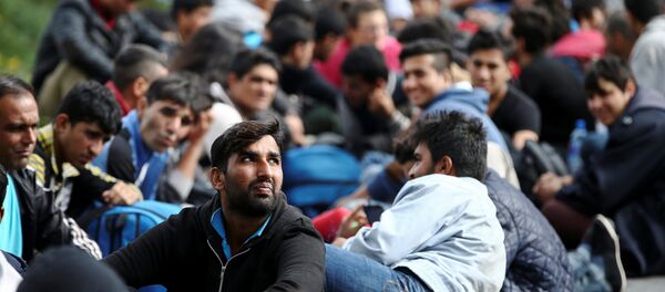 Several hundred refugees and migrants take a rest as they are heading in the direction of the Hungarian border, in Belgrade, Serbia October 4, 2016. - Sputnik International
