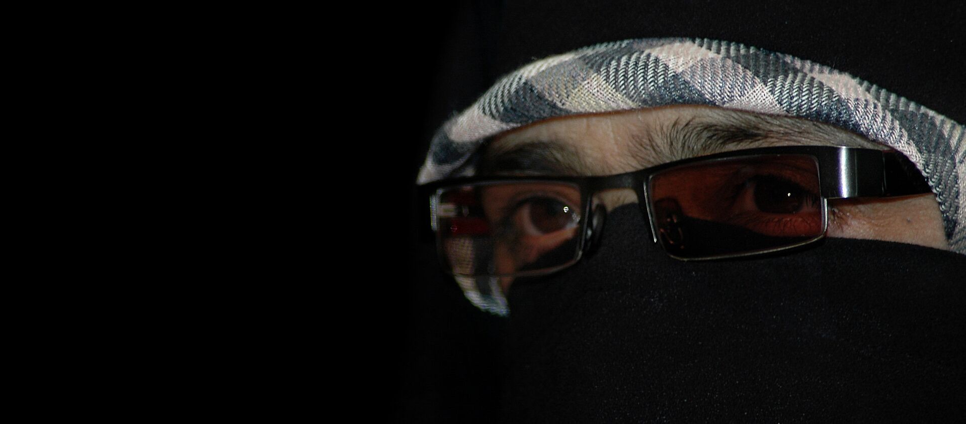 Asiya Andrabi, the head of Kashmir's women's separatist group, Dukhtaran-e- millat, or Daughters of the Nation, looks on during a press conference in Srinagar, India. (File) - Sputnik International, 1920, 23.02.2021