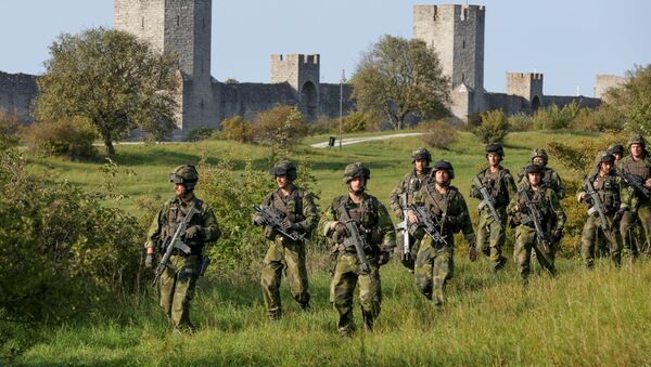 A squad from Skaraborg Armoured Regiment, currently training on the island of Gotland in the Baltic, patrols outside Visby's 13th century city wall, Sweden - Sputnik International