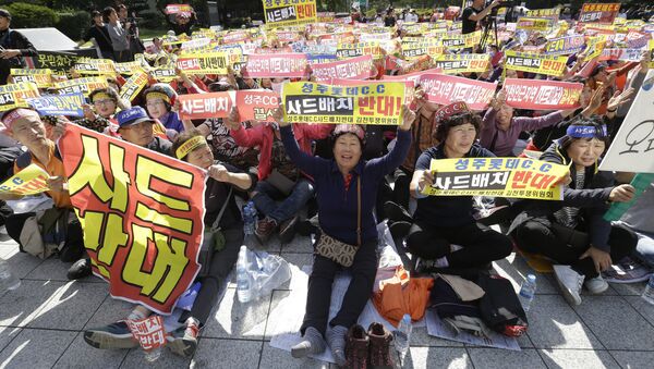 Residents in a rural South Korean town shout slogans to protest a plan to deploy an advanced US missile defense system called Terminal High-Altitude Area Defense, or THAAD, in their neighborhood, in Seoul, South Korea, Wednesday, Oct. 5, 2016. - Sputnik International