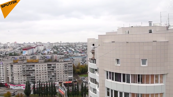 Walking High: Russian Man Performs Breathtaking Stunt - Sputnik International