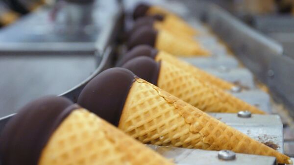 Chocolate ice cream cone production line.  - Sputnik International