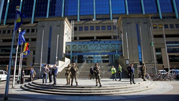 Police and army personnel stand guard during a bomb alert outside the Brussels-North (Gare du Nord - Noordstation) train station in Brussels, on October 5, 2016. - Sputnik International
