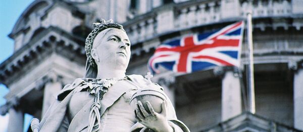 Queen Victoria and the Union Flag outside Belfast Town Hall - Sputnik International