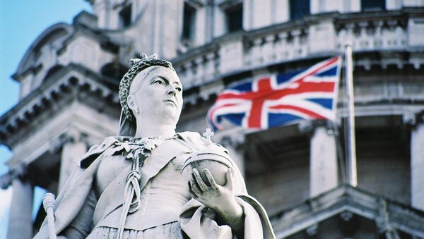 Queen Victoria and the Union Flag outside Belfast Town Hall - Sputnik International