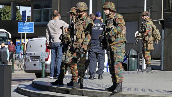 Police and army personnel stand guard during a bomb alert outside the Brussels-North (Gare du Nord - Noordstation) train station in Brussels - Sputnik International