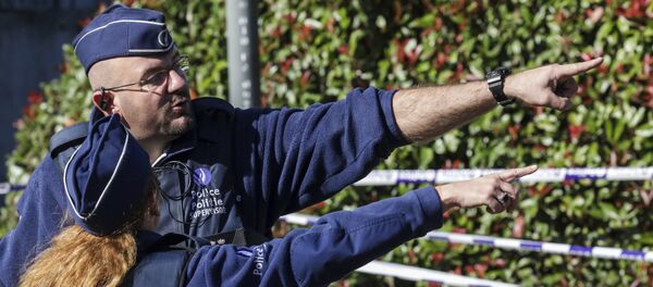 Police investigate the scene where a man stabbed two police officers, in the Schaerbeek neighborhood in Brussels, Wednesday, Oct. 5, 2016. - Sputnik International