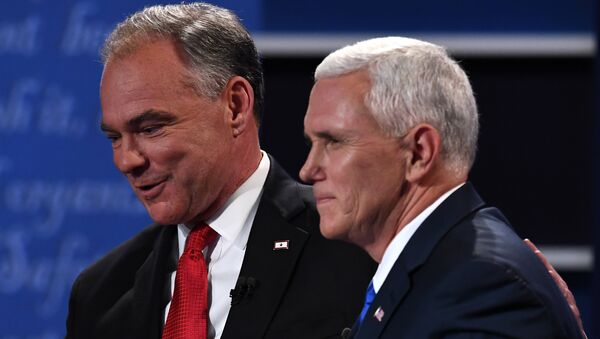 Democratic candidate for Vice President Tim Kaine (L) shakes hands with Republican candidate for Vice President Mike Pence after the vice presidential debate at Longwood University in Farmville, Virginia on October 4, 2016. - Sputnik International