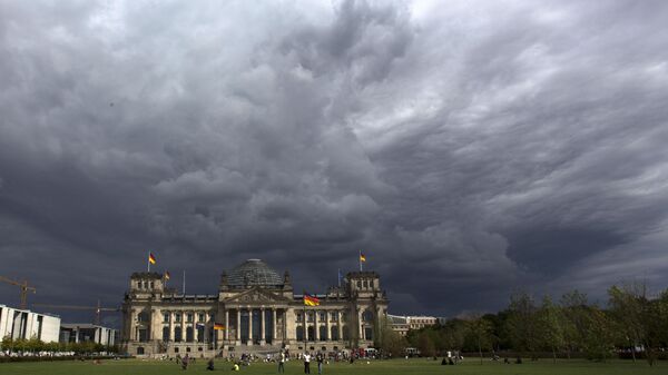 Dark clouds hang over the Reichstag, the German parliament Bundestag building, in Berlin - Sputnik International