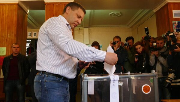 Head of the Donetsk People's Republic Alexander Zakharchenko (centre) after voting at Station No. 34 of Voroshilovsky District, Donetsk - Sputnik International