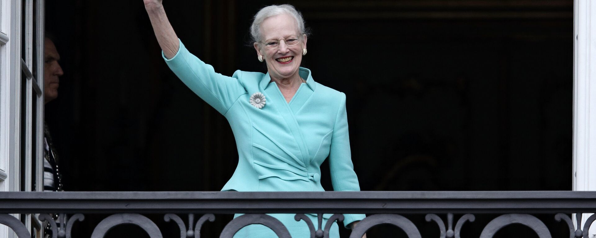 The Queen of Denmark, Margrethe II celebrates her 75th birthday on the balcony looking out at the crowd below, at Christian VII’s Palace, Amalienborg, Thursday, April 16 2015. - Sputnik International, 1920, 06.10.2022