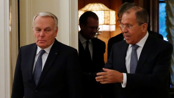 Russian Foreign Minister Sergei Lavrov (R) and French Foreign Minister Jean-Marc Ayrault enter a hall during their meeting in Moscow, Russia, October 6, 2016. - Sputnik International