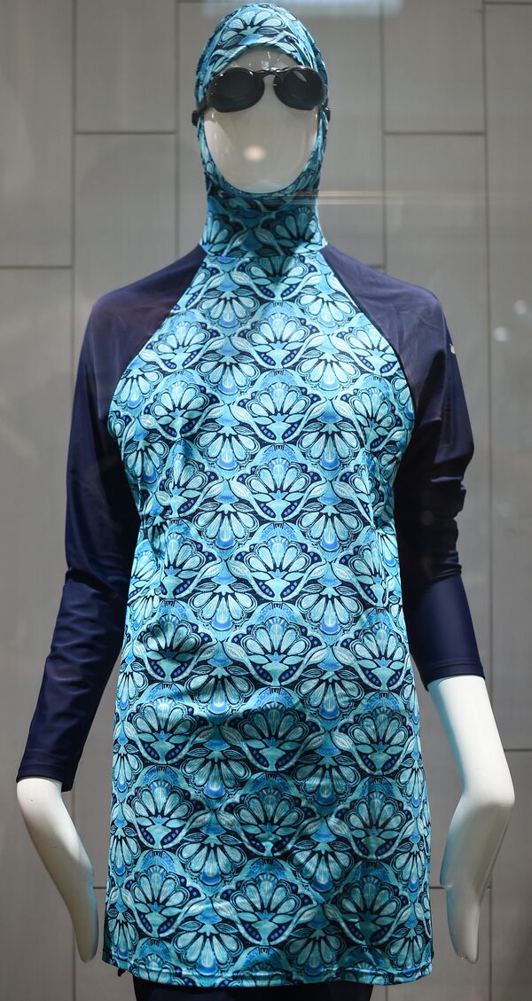 Women Defying Burkini Ban Prompt Shutdown of Public Pools in French City - Sputnik International