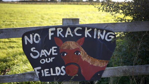 An anti fracking sign hangs on a fence near the village of Roseacre, northern England, October 6, 2016. The British government approved a new shale gas fracking permit on Thursday, overruling a local authority decision and boosting Britain's position as Europe's most promising shale gas exploration ground. - Sputnik International