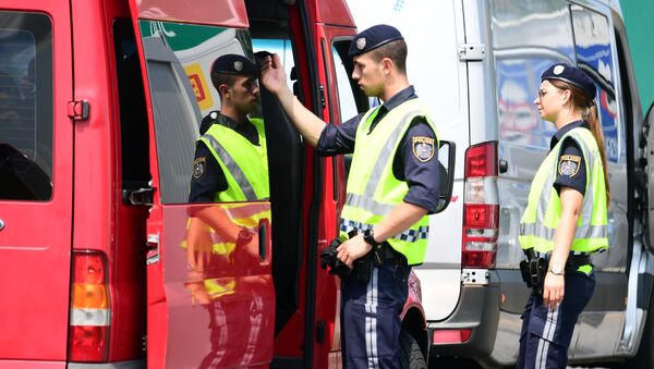Austrian police officers search a van at the Austrian-Hungarian border of Nickeldsdorf - Sputnik International