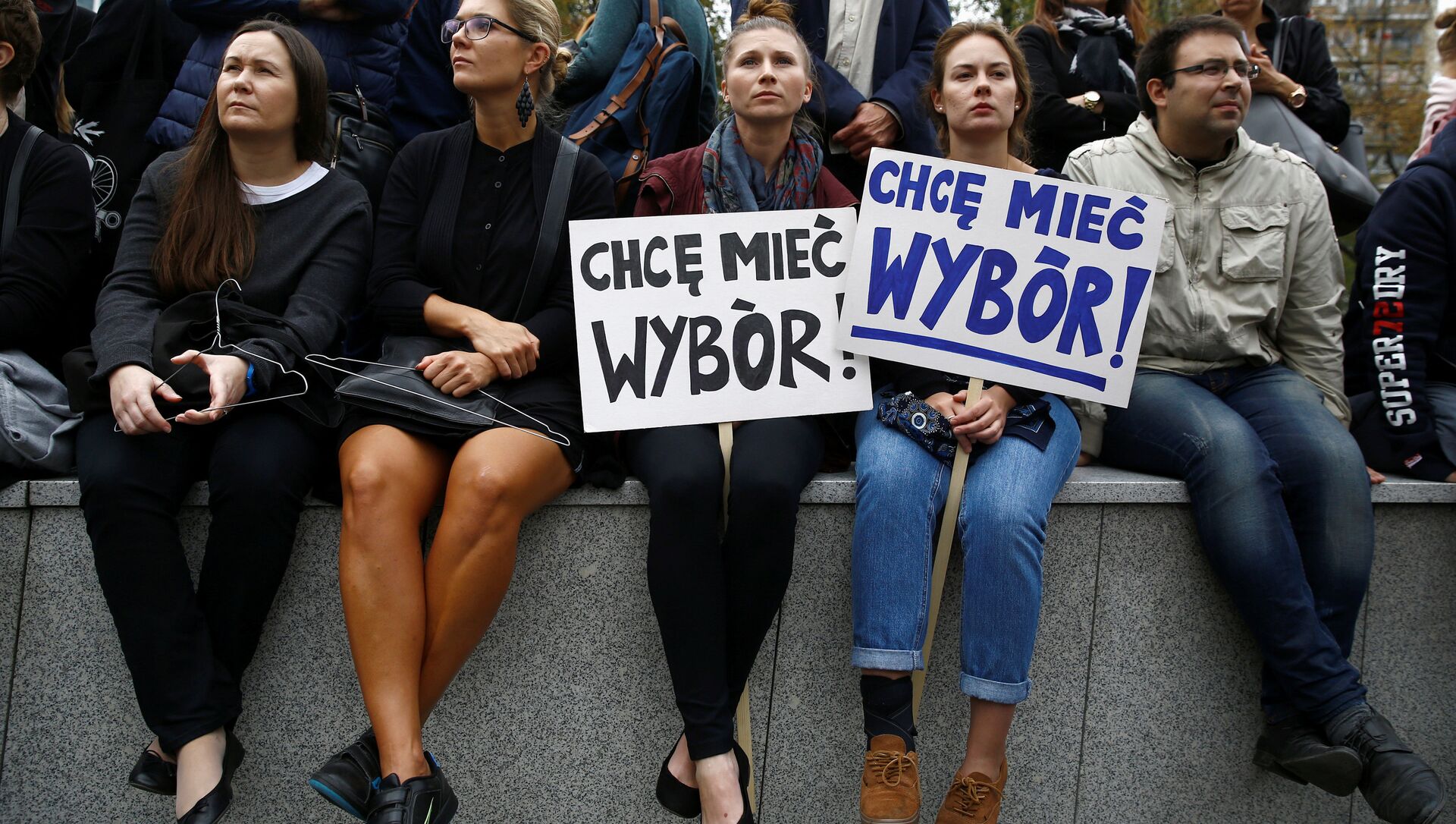 Women hold placards as they take part in an abortion rights campaigners' demonstration Black Protest in front of the Parliament in Warsaw, Poland October 1, 2016. The placards read: I want to have a choice!  - Sputnik International, 1920, 20.07.2021