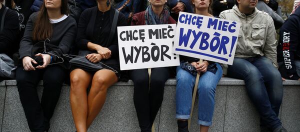 Women hold placards as they take part in an abortion rights campaigners' demonstration Black Protest in front of the Parliament in Warsaw, Poland October 1, 2016. The placards read: I want to have a choice! - Sputnik International
