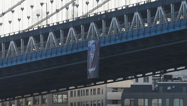 A banner with an image of Russian President Vladimir Putin hangs from the Manhattan Bridge in New York - Sputnik International