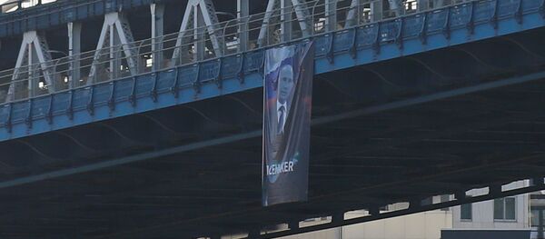 A banner with an image of Russian President Vladimir Putin hangs from the Manhattan Bridge in New York A banner with an image of Russian President Vladimir Putin hangs from the Manhattan Bridge in New York - Sputnik International