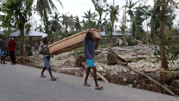 Men carry a coffin after Hurricane Matthew hit Cavaillon, Haiti, October 6, 2016 - Sputnik International