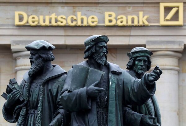 A statue is pictured next to the logo of Germany's Deutsche Bank in Frankfurt, Germany, September 30, 2016 - Sputnik International
