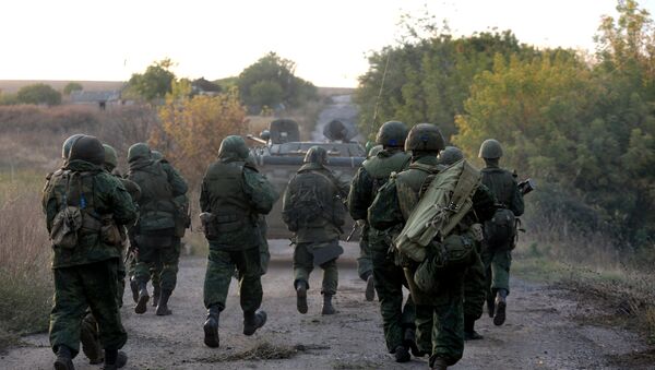 Pro-Russian  troops leave their position during withdrawal in the village of Petrovske, some 50 km from Donetsk, on October 3, 2016 - Sputnik International