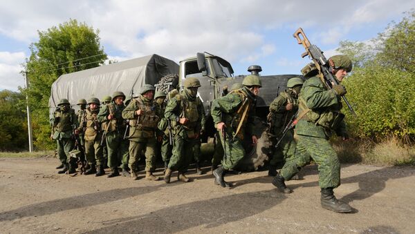 Pro-Russian  troops leave their position during withdrawal in the village of Petrovske, some 50 km from Donetsk, on October 3, 2016 - Sputnik International