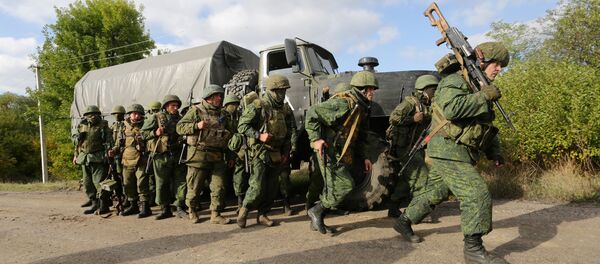 DPR militia forces leave their position during withdrawal in the village of Petrovske, some 50 km from Donetsk, on October 3, 2016 - Sputnik International
