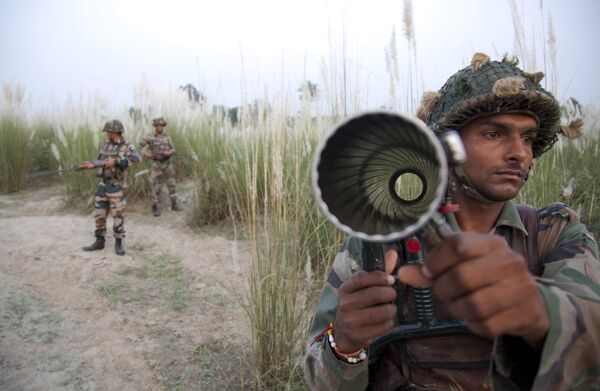 Indian army soldiers patrol near the highly militarized Line of Control dividing Kashmir between India and Pakistan, in Pallanwal sector, about 75 kilometers from Jammu, India, Tuesday, Oct. 4, 2016 Indian army soldiers patrol near the highly militarized Line of Control dividing Kashmir between India and Pakistan, in Pallanwal sector, about 75 kilometers from Jammu, India, Tuesday, Oct. 4, 2016 - Sputnik International