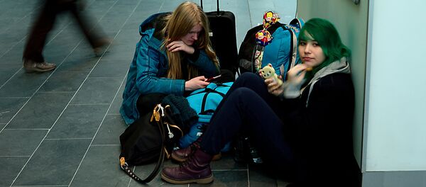Two cell phone subscribers waiting. Sweden - Sputnik International
