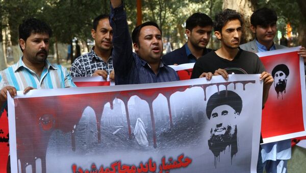 Protesters in Kabul bearing a banner that says Put Hekmatyar on trial! - Sputnik International