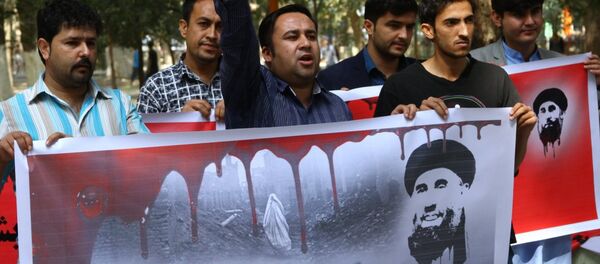 Protesters in Kabul bearing a banner that says Put Hekmatyar on trial! - Sputnik International