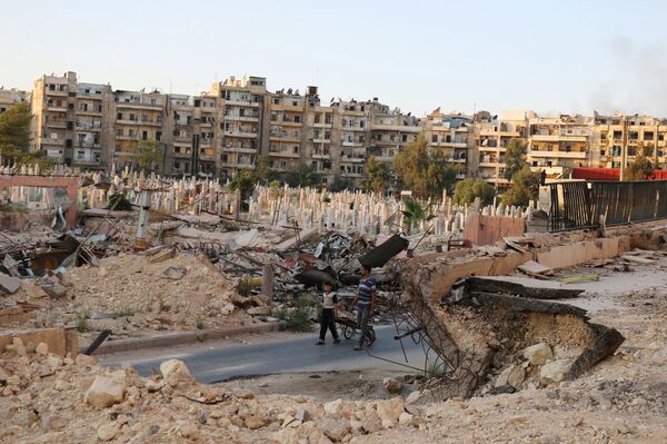 People walk near an over-crowded graveyard in the rebel held al-Shaar neighbourhood of Aleppo, Syria October 6, 2016 - Sputnik International