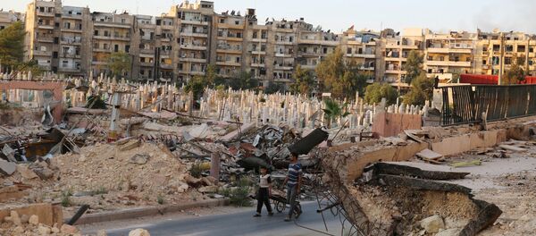 People walk near an over-crowded graveyard in the rebel held al-Shaar neighbourhood of Aleppo, Syria October 6, 2016 - Sputnik International