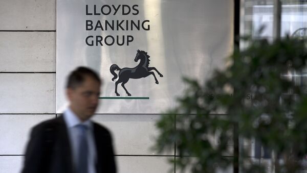 A man passes the entrance to the headquarters of Lloyds Banking Group in the City of London on July 28, 2016 - Sputnik International