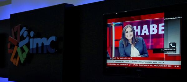 News anchor Banu Guven is seen on a screen during a news broadcast at a studio of IMC TV, a news broadcaster slated for closure, in Istanbul, Turkey, September 30, 2016. - Sputnik International