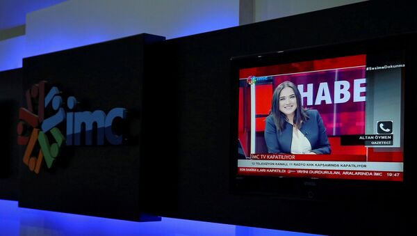 News anchor Banu Guven is seen on a screen during a news broadcast at a studio of IMC TV, a news broadcaster slated for closure, in Istanbul, Turkey, September 30, 2016. - Sputnik International