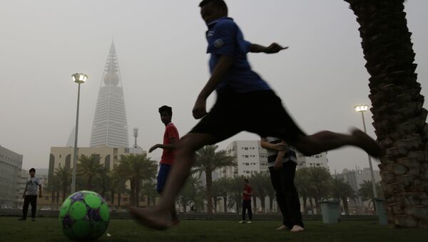 April 25, 2015. Saudi youths play soccer in a park during a dust storm in Riyadh, Saudi Arabia. - Sputnik International