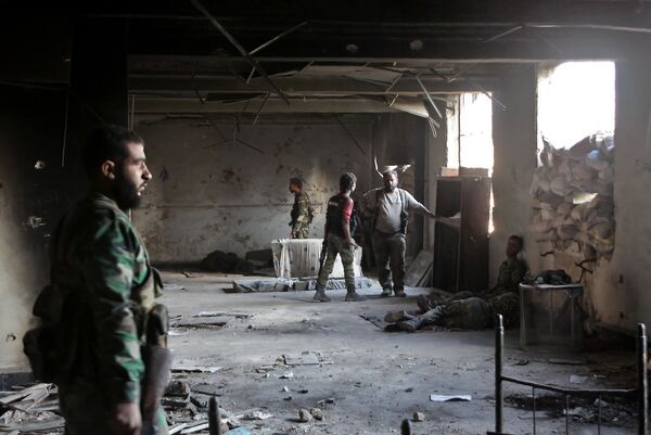 Syrian pro-government soldiers hold a position as they advance in Aleppo's restive Bustan al-Basha neighbourhood on October 6, 2016 Syrian pro-government soldiers hold a position as they advance in Aleppo's restive Bustan al-Basha neighbourhood on October 6, 2016 - Sputnik International