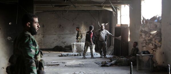 Syrian pro-government soldiers hold a position as they advance in Aleppo's restive Bustan al-Basha neighbourhood on October 6, 2016 Syrian pro-government soldiers hold a position as they advance in Aleppo's restive Bustan al-Basha neighbourhood on October 6, 2016 - Sputnik International