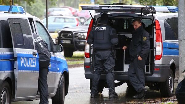 In this image taken from Nonstop News video, police officers surround an apartment in the eastern city of Chemnitz, Germany, Saturday Oct. 8, 2016 - Sputnik International