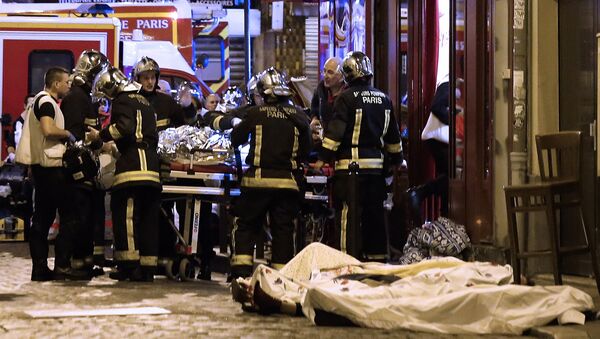 In this November 13, 2015 file photo, rescue workers tend to victims of the terrorist attacks in the 10th district of Paris - Sputnik International