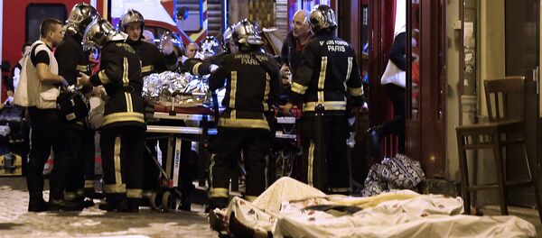 In this November 13, 2015 file photo, rescue workers tend to victims of the terrorist attacks in the 10th district of Paris - Sputnik International