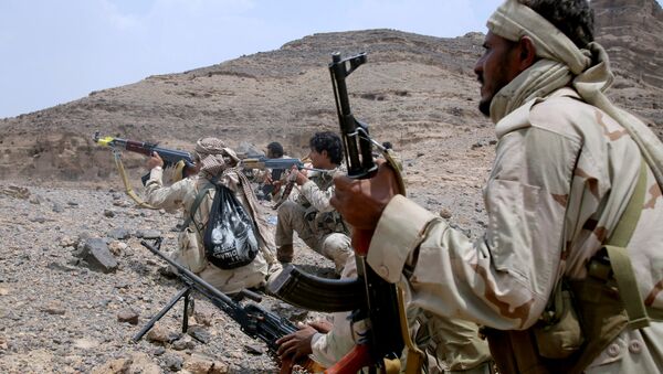 Yemeni tribesman from the Popular Resistance Committees, supporting forces loyal to Yemen's Saudi-backed President, aim their weapons as they hold a position during fighting against Shiite Huthi rebels and their allies on September 7, 2016, in the Hilan mountains, west of Marib city - Sputnik International