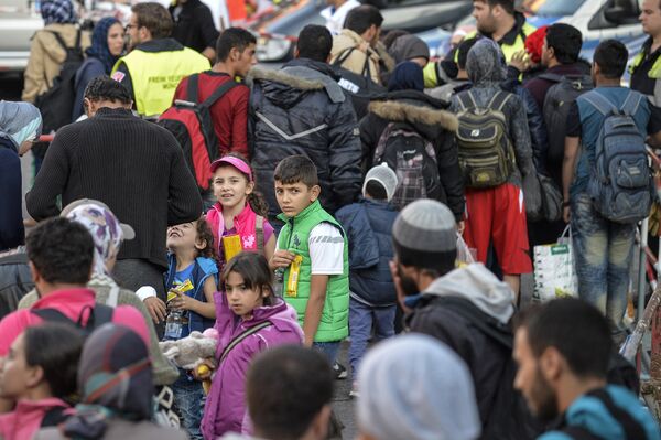 Migrants arrive at the railway station in Munich, southern Germany, on September 12, 2015 - Sputnik International