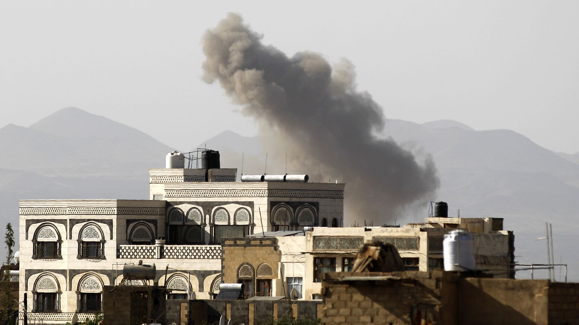 Smoke billows from buildings following a reported air strike carried out by the Saudi-led coalition in the Yemeni capital Sanaa on October 5, 2016 - Sputnik International, 1920, 20.04.2023