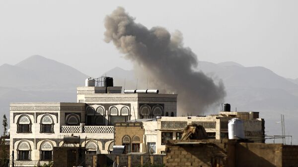 Smoke billows from buildings following a reported air strike carried out by the Saudi-led coalition in the Yemeni capital Sanaa on October 5, 2016 - Sputnik International