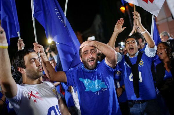 Supporters of ruling Georgian Dream party attend a rally after the parliamentary elections in Tbilisi, Georgia, October 8, 2016 - Sputnik International