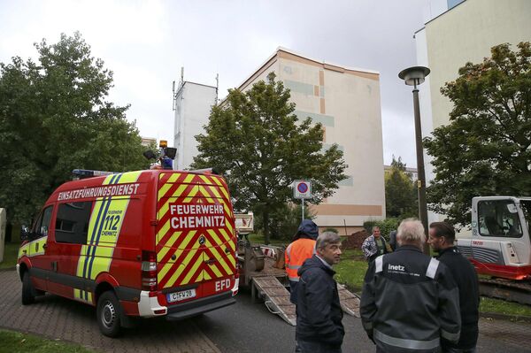 German police search a housing area in the eastern city of Chemnitz on suspicion that a bomb attack was being planned in Germany, October 8, 2016 - Sputnik International