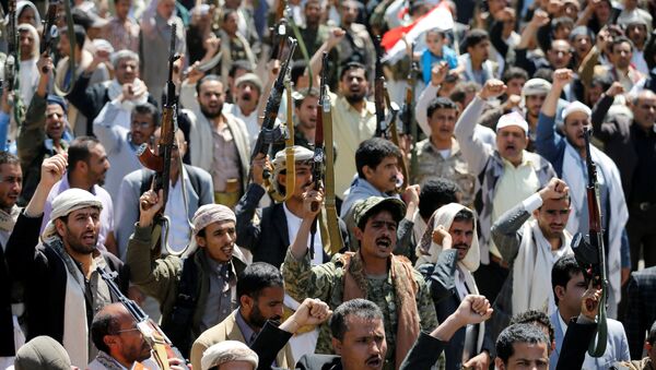 Armed people demonstrate outside the United Nations offices against Saudi-led air strikes on funeral hall in Sanaa, the capital of Yemen, October 9, 2016 - Sputnik International